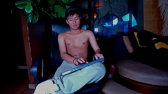 isaac grimm online show from April 2, 12:51 am