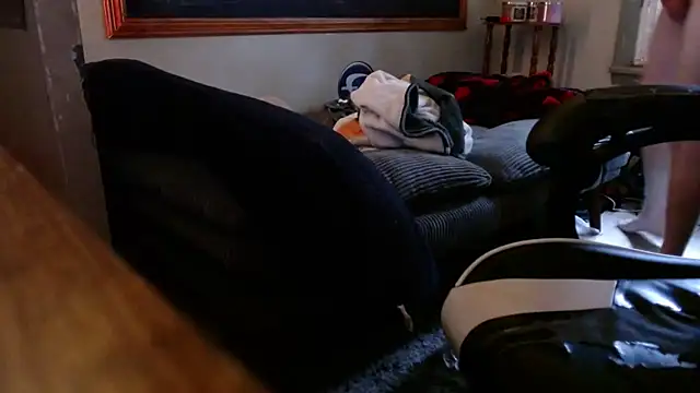Snapshot of ilovefeet27 chatting on July 18, 9:23 pm ilovefeet27 online show from July 18, 9:23 pm