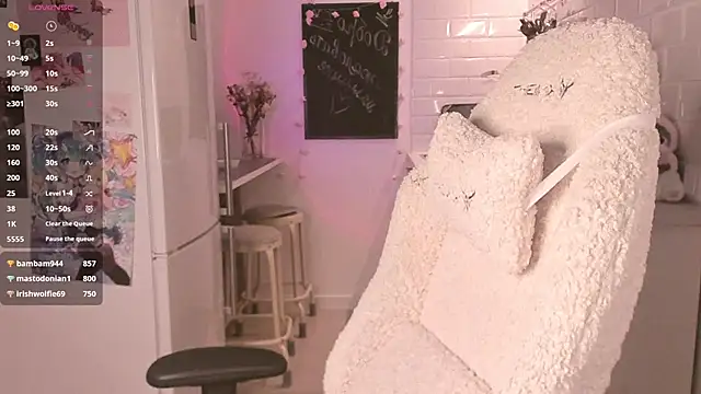 Snapshot of MePretty chatting on March 23, 12:58 am MePretty online show from March 23, 12:58 am