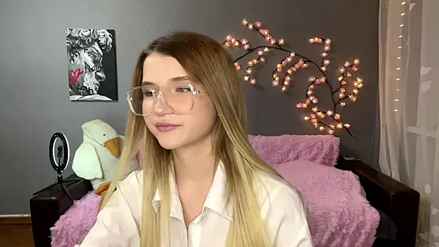 VikkiWittel online show from December 14, 4:12 pm