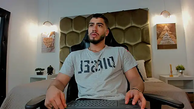 Franco banderas online show from February 16, 9:30 am