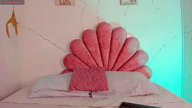 Snapshot of Cherrybombs_ chatting on February 7, 12:57 pm Cherrybombs online show from February 7, 12:57 pm