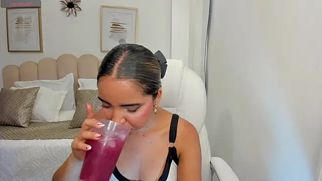 alana martiins online show from May 18, 7:07 pm