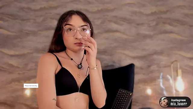 Mia Luxor online show from April 12, 11:35 am