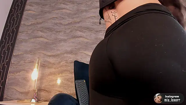 Mia Luxor online show from April 5, 11:39 am