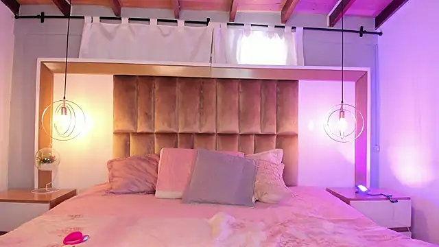 BrianaJhons19 online show from April 18, 8:20 pm