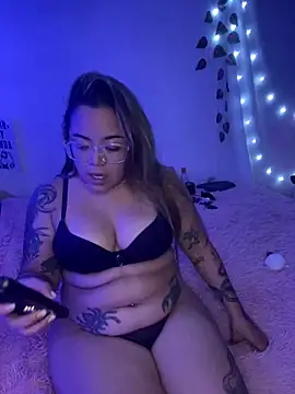 Lindalatina2001 online show from April 7, 7:04 pm