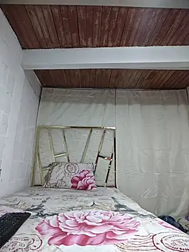 Snapshot of Julia-Blair chatting on December 18, 5:17 pm Julia-Blair online show from December 18, 5:17 pm