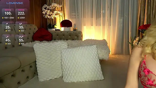 Snapshot of ChloeVelvetx chatting on March 4, 9:33 pm ChloeVelvetx online show from March 4, 9:33 pm