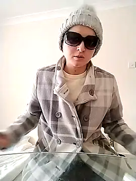 Amy01112 online show from April 20, 2:18 pm
