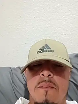 Snapshot of Lalin2323 chatting on February 24, 12:44 am Lalin2323 online show from February 24, 12:44 am