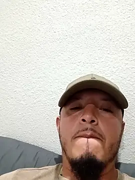 Snapshot of Lalin2323 chatting on February 8, 10:18 pm Lalin2323 online show from February 8, 10:18 pm