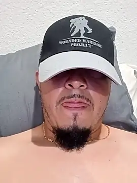 Snapshot of Lalin2323 chatting on February 28, 1:05 am Lalin2323 online show from February 28, 1:05 am