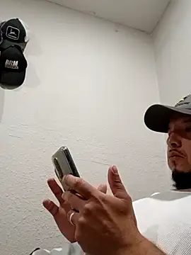 Snapshot of Lalin2323 chatting on February 11, 1:27 am Lalin2323 online show from February 11, 1:27 am