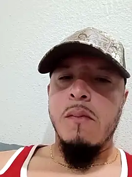 Snapshot of Lalin2323 chatting on February 13, 12:32 am Lalin2323 online show from February 13, 12:32 am