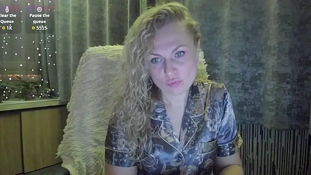 Snapshot of LanaLight_x chatting on December 15, 2:23 pm LanaLight x online show from December 15, 2:23 pm