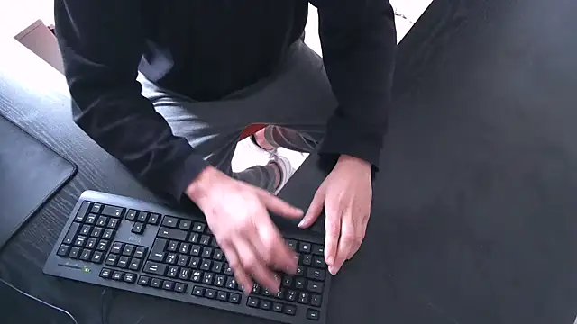 TRESBONNEBITE online show from December 18, 2:32 pm