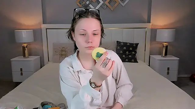 YONA WINK online show from March 23, 5:51 am