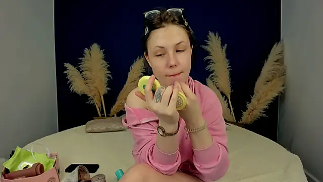 YONA WINK online show from March 21, 5:52 am