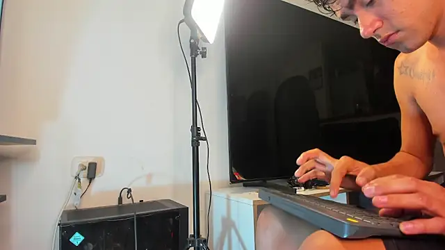 Snapshot of Latin_boys79 chatting on February 28, 5:18 am Latin boys79 online show from February 28, 5:18 am