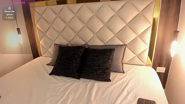 viiolet whitee online show from March 18, 11:13 am