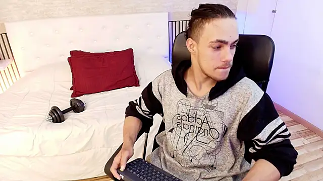 PatrickS25 online show from December 16, 3:44 am