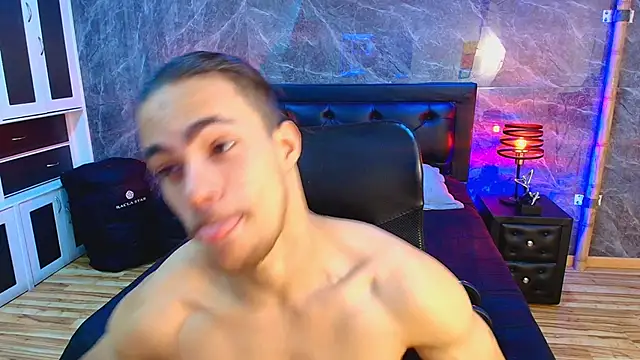 PatrickS25 online show from December 21, 4:03 am