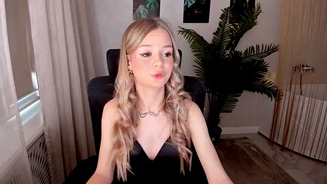 MidnighteAura online show from April 18, 11:34 am