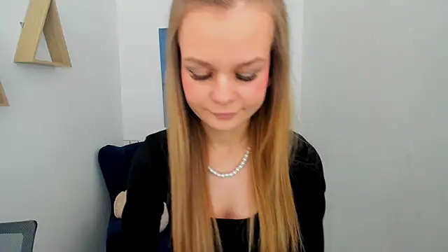 MidnighteAura online show from March 5, 11:51 am