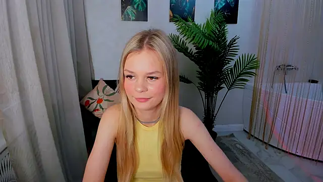 Snapshot of MidnighteAura chatting on June 3, 12:50 pm MidnighteAura online show from June 3, 12:50 pm