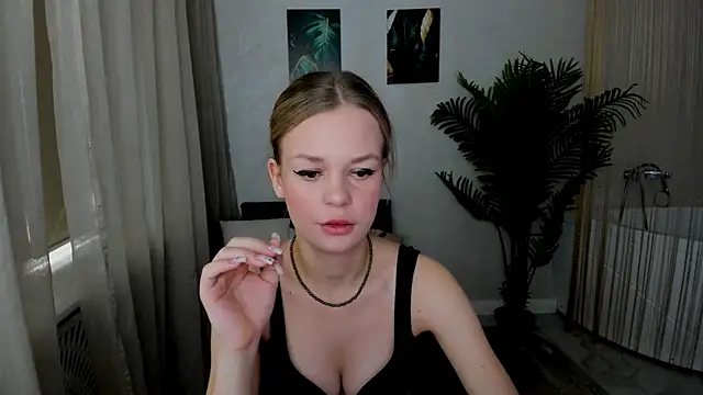 Snapshot of MidnighteAura chatting on July 15, 4:19 am MidnighteAura online show from July 15, 4:19 am