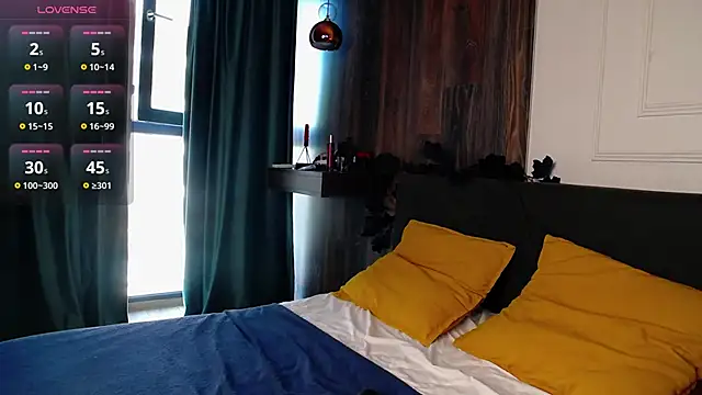 RavenFoxxy online show from April 24, 6:04 am