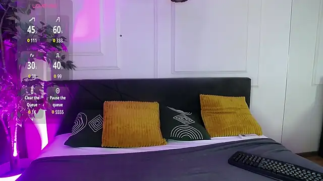 RavenFoxxy online show from March 26, 6:44 am