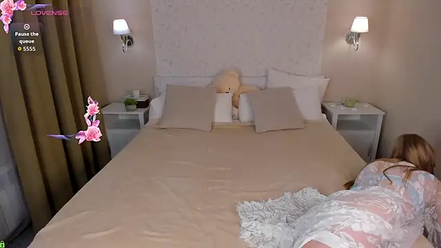 Victori Fox online show from April 9, 12:01 am