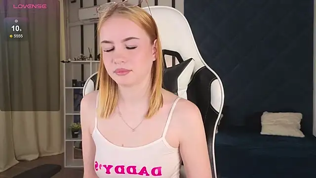 shinyluna1 online show from December 2, 10:17 am