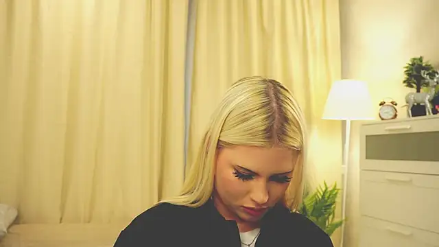 TylerWoody online show from December 2, 9:00 am