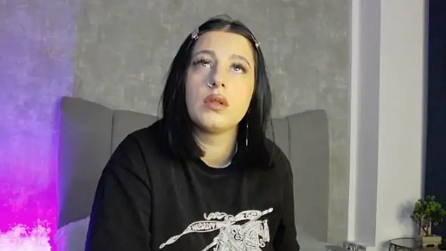 LucyRayy online show from February 8, 8:06 pm