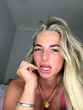 Snapshot of SexyCee_x chatting on December 1, 9:15 pm SexyCee x online show from December 1, 9:15 pm