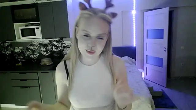 LunaPeony online show from February 22, 2:19 pm