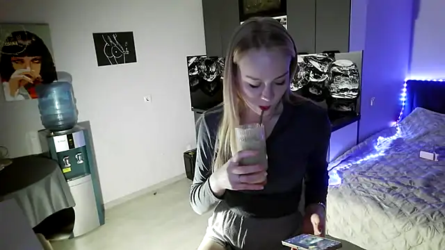 LunaPeony online show from February 26, 4:07 pm