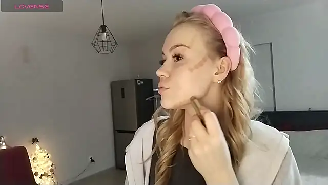 LunaPeony online show from December 19, 9:06 pm