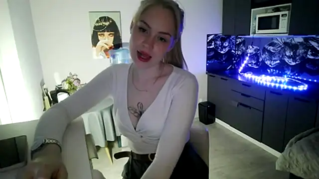 LunaPeony online show from February 9, 3:32 pm