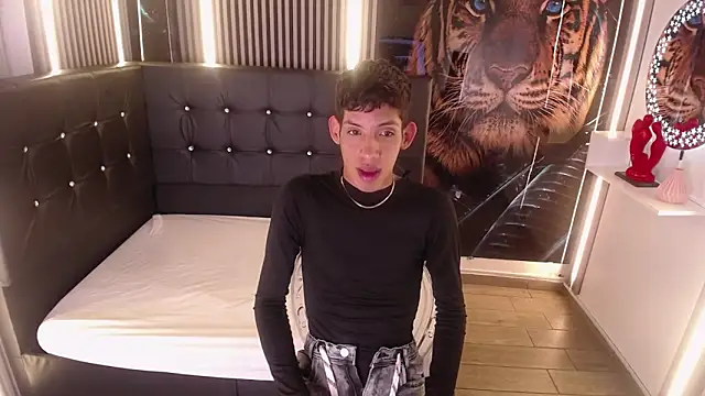 Snapshot of AleJines__ chatting on December 2, 11:45 am AleJines online show from December 2, 11:45 am