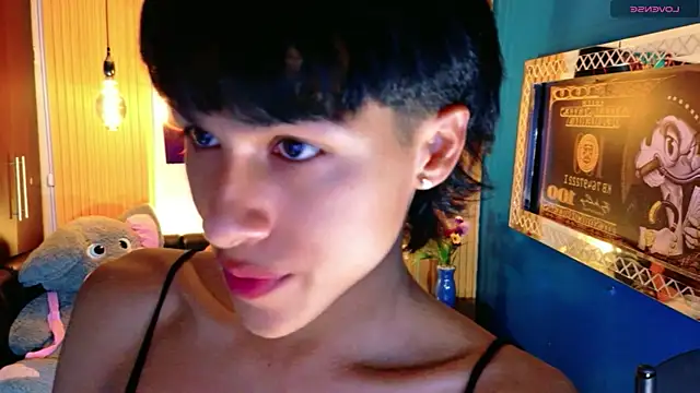 Snapshot of StormLuxX chatting on April 21, 2:23 pm StormLuxX online show from April 21, 2:23 pm