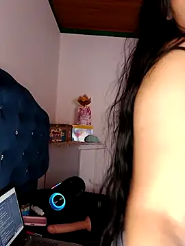 MisNicol online show from December 4, 8:30 pm