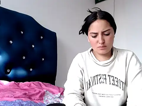 Snapshot of MisNicol chatting on April 7, 1:02 pm MisNicol online show from April 7, 1:02 pm