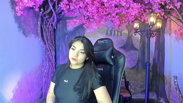 Snapshot of CurvyLunaX chatting on December 1, 9:15 pm CurvyLunaX online show from December 1, 9:15 pm