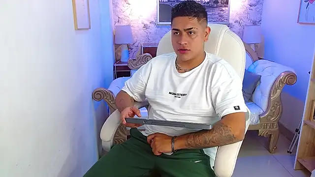 Snapshot of aroon_12 chatting on December 2, 11:23 am aroon 12 online show from December 2, 11:23 am