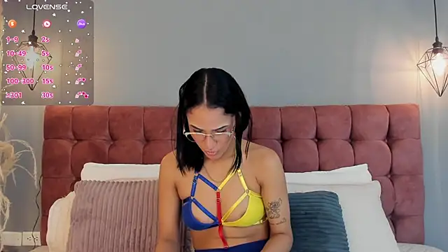 Samantha luv  online show from December 4, 2:43 am