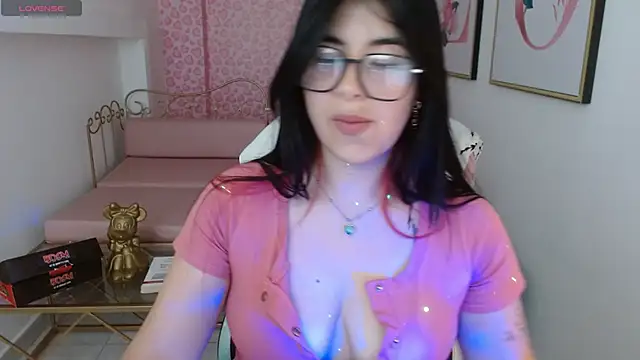 Nina harpper  online show from April 9, 1:06 pm